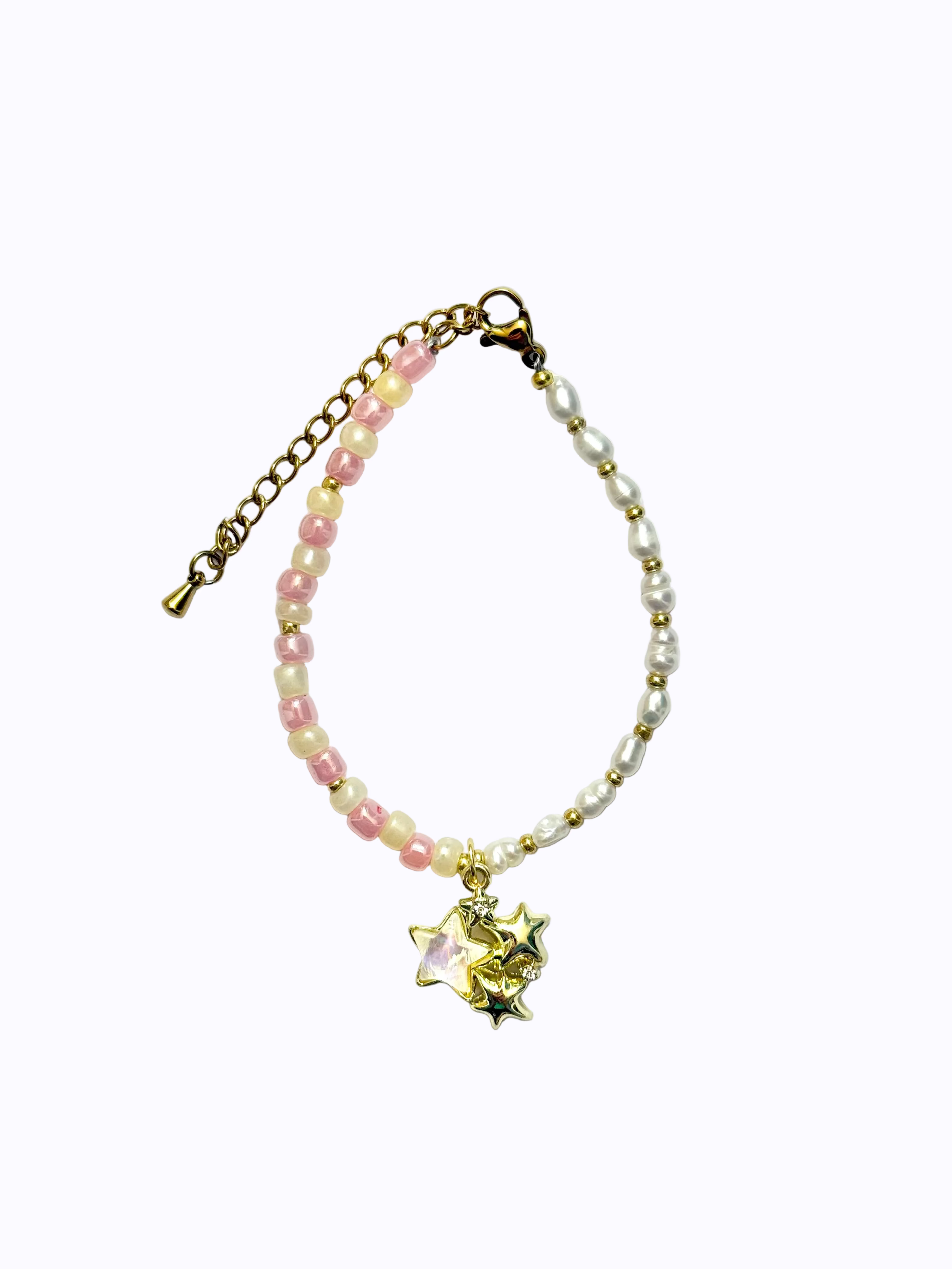 A half-pearl half-beads (gold, yellow, pink) bracelet with gold star charms in the middle on a white background.